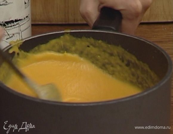 Влить сливки, посолить по вкусу, слегка прогреть. Подавать, украсив зеленью петрушки.