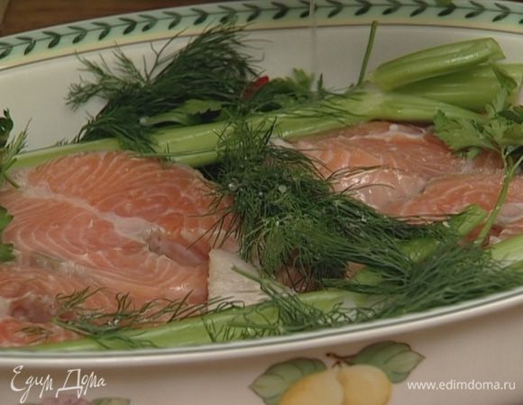 Филе семги уложить в жаропрочную посуду, туда же поместить стебли сельдерея, часть петрушки и укропа, нарезанный перец чили. Рыбу посолить, сбрызнуть лимонным соком и оставить на несколько минут мариноваться. 