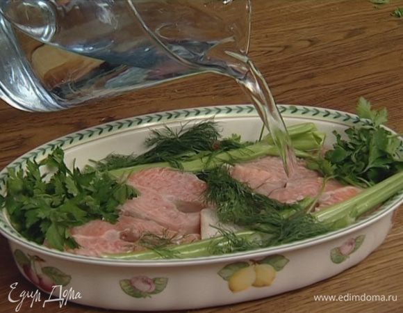 Залить семгу водой, еще раз посолить и запекать в разогретой духовке 20 минут.