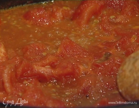 В небольшой сковороде разогреть растительное масло, добавить помидоры и чеснок. Когда помидоры как следует потушатся, практически превратившись в соус, вынуть чеснок и добавить измельченную зелень петрушки и укропа. Посолить, поперчить, все перемешать. 