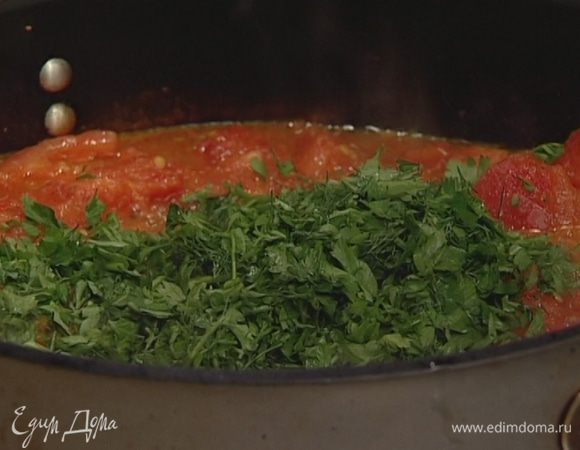 Подавать семгу с соусом из помидоров и зелени. 