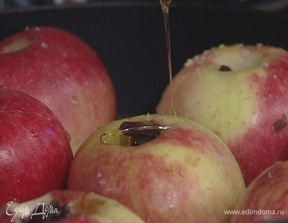 Начинить яблоки орехами, изюмом, добавить по 1 ч. ложке меда.