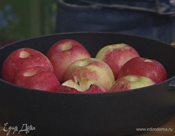 Уложить на противень и запекать в разогретой до 150°С духовке около часа.