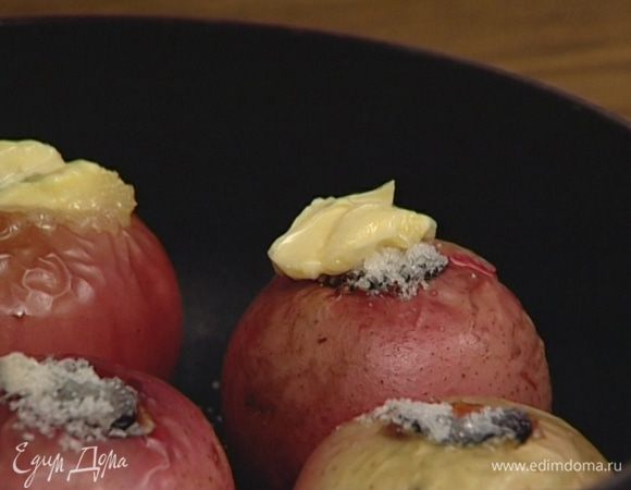 Полить еще раз каждое яблоко медом, положить сверху по 1 ч. ложке сливочного масла.