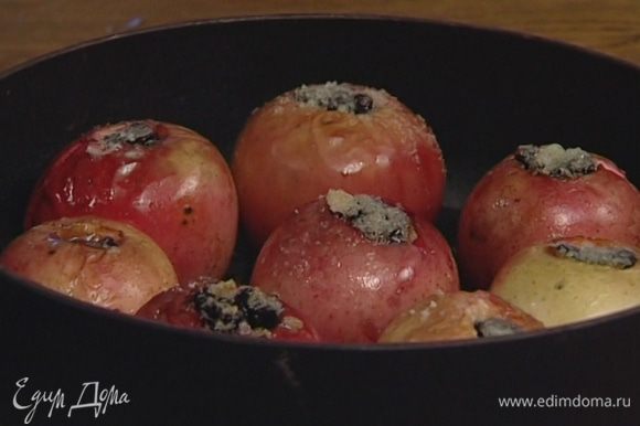 Увеличить температуру духовки до 180°С и запекать яблоки еще 5 минут, чтобы они закарамелизировались.