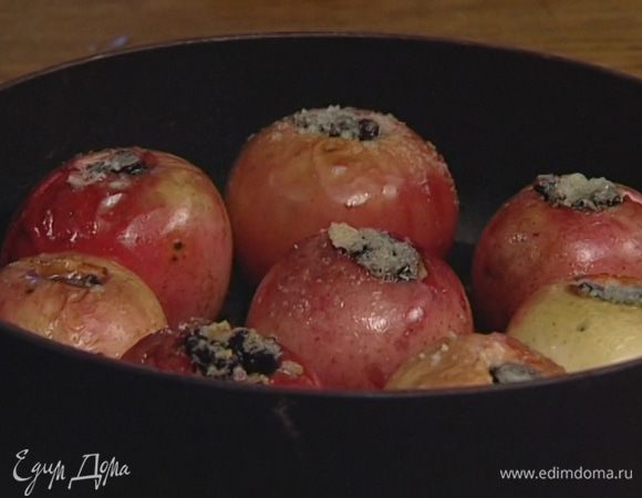 Увеличить температуру духовки до 180°С и запекать яблоки еще 5 минут, чтобы они закарамелизировались.