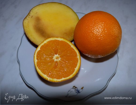 Сделать сок:
Из апельсинов выжать сок. Манго очистить. В блендер вылить апельсиновый сок, добавить половинку манго, взбить.