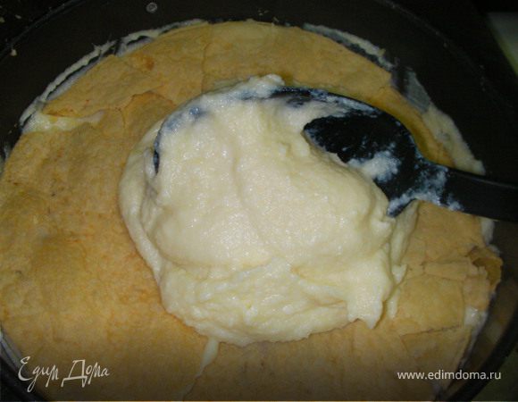 В форму на дно кладем корж, перемазываем холодным! кремом