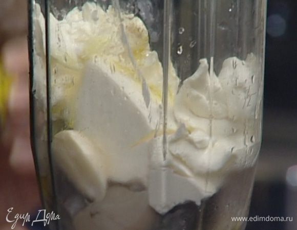 Филе сельди нарезать крупными кусками и поместить в блендер (несколько кусочков оставить), добавить сливочный сыр, чеснок, сок лимона, оливковое масло, перец и взбивать до получения однородной массы.