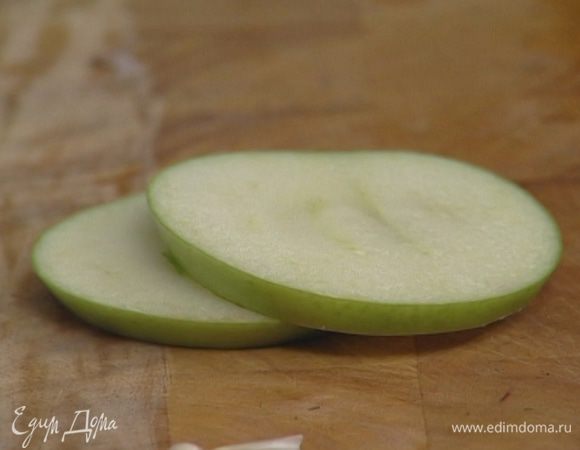 Яблоки нарезать кружками толщиной 5 мм. Ложкой выложить 1−2 ст. ложки селедочной массы на один кружок яблока, сверху накрыть другим кружком яблока.