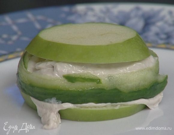 Сверху украсить оставшимися кусочками сельди.