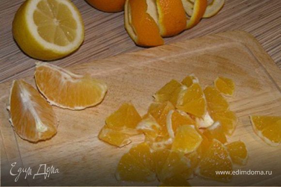 Апельсины очистить, разобрать по 2 дольки, нарезать поперек, добавить к моркови и перемешать.