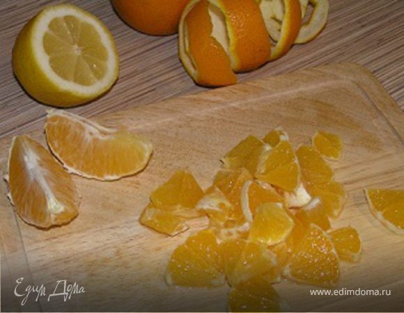 Апельсины очистить, разобрать по 2 дольки, нарезать поперек, добавить к моркови и перемешать.