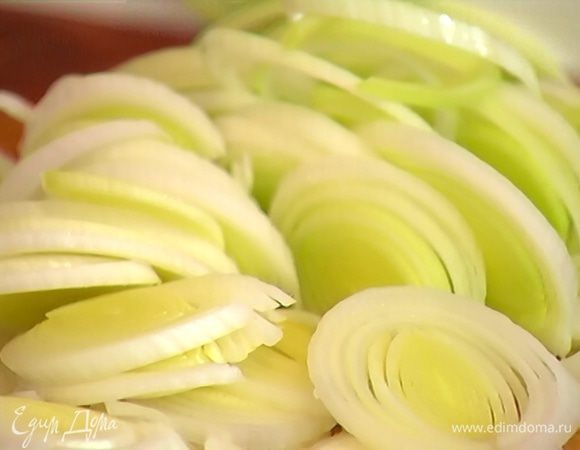 Светлую часть лука-порея нарезать кольцами.