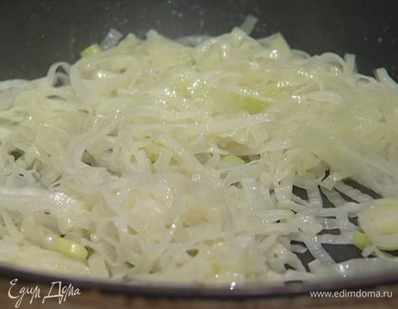 Разогреть в сковороде сливочное масло и потушить порей, чтобы он стал мягким.