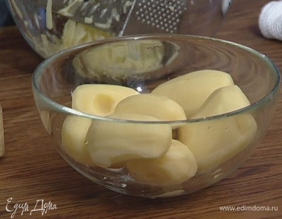 Картофель вымыть, почистить и натереть на крупной терке.