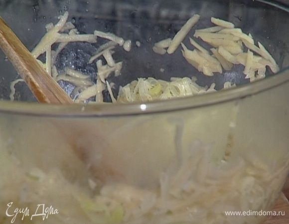 Перемешать лук-порей и картофель, посолить, добавить по щепотке перца и майорана.