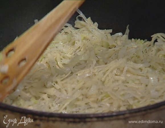 Разогреть в тяжелой сковороде растительное масло и выложить картофельно-луковую массу, формируя из нее тонкий круглый пирог.