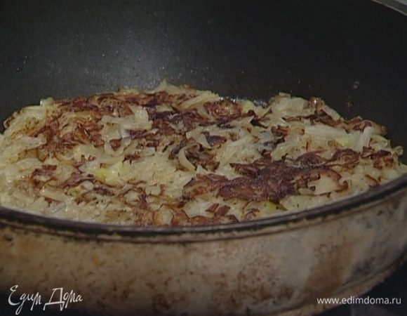 Жарить 2−3 минуты на сильном огне, затем огонь убавить, накрыть крышкой и готовить еще 10 минут. Перевернуть и прожарить так же на другой стороне.