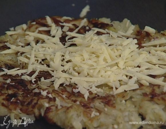 Выложить пирог на противень, посыпать сыром и поставить на 2−3 минуты в разогретую духовку.