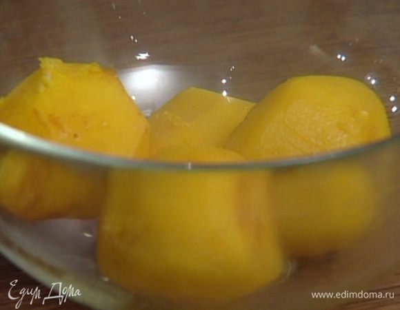 Картофель опустить в кипящую воду, добавить шафран, варить 
8‒10 минут.

