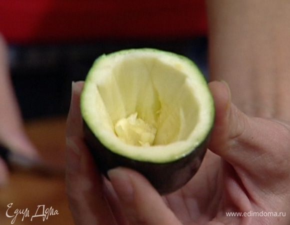 Баклажан и цукини разрезать, сохраняя донышко, на 3−4 части (в зависимости от размера овощей), вынуть мякоть, так чтобы получились корзиночки. 