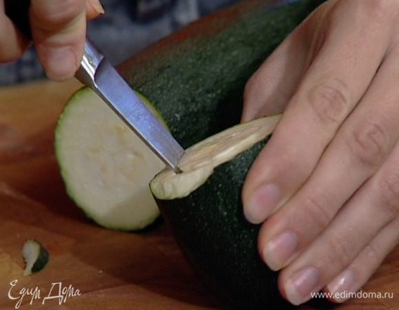 Из остальных овощей тоже сделать корзиночки, вынув из них мякоть.