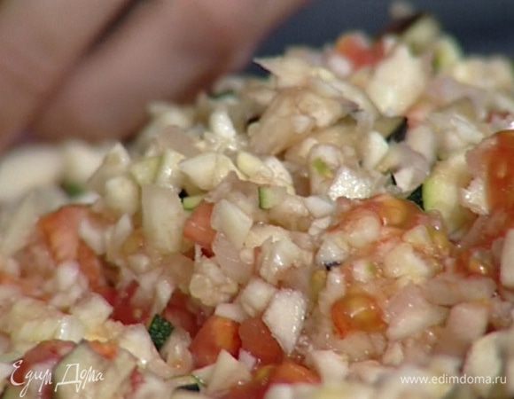 Мякоть всех овощей и 2 зубчика чеснока мелко порубить. 