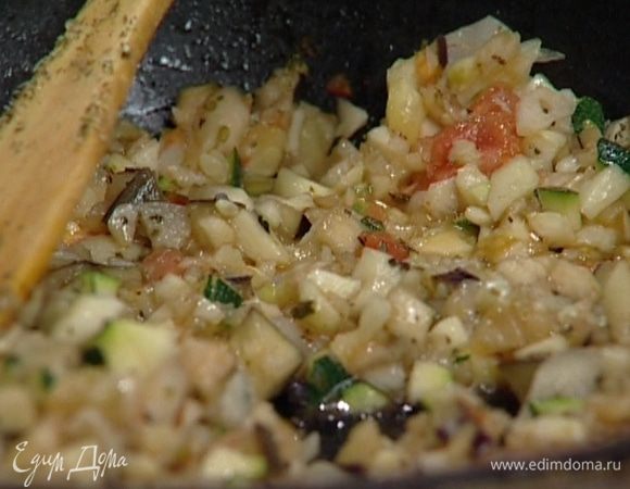 Разогреть в сковороде 3 ст. ложки оливкового масла, слегка поджарить порубленные овощи. Посолить, поперчить, добавить прованские травы, орегано и майоран, нарезанную свежую зелень.