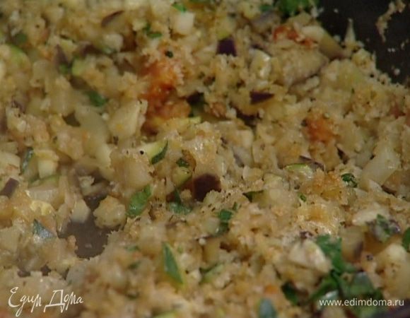 Вынуть чеснок, смешать хлебные крошки с тушеными овощами и начинить корзиночки.