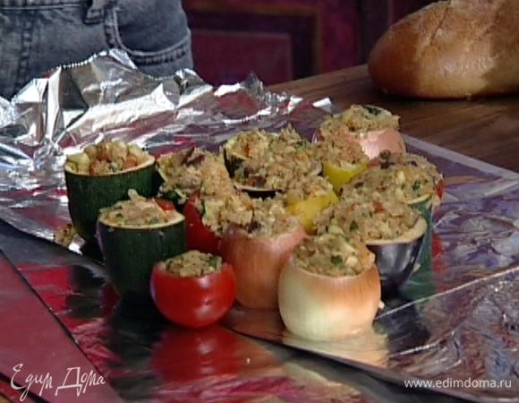 Сделать из фольги большой карман, поставить в него корзиночки, закрыть карман и запекать в разогретой духовке или на гриле 35−40 минут.