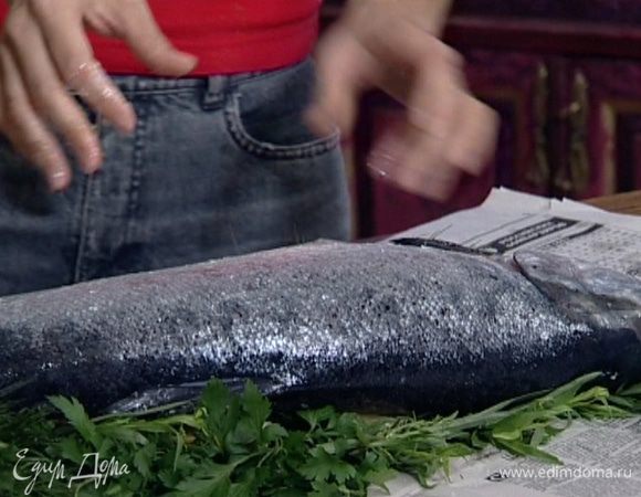 Рыбу поперчить, посолить, посыпать тмином снаружи и внутри.