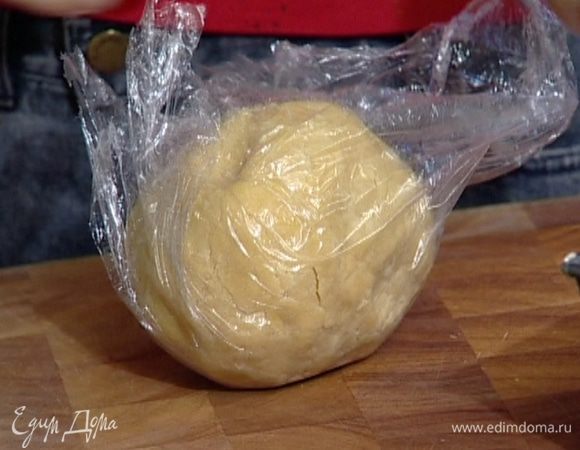 Просеять в масло муку, разрыхлитель и кукурузную муку, добавить ванильный экстракт. Быстро замесить тесто, сформировать шар и, завернув в пленку, отправить на час в холодильник.