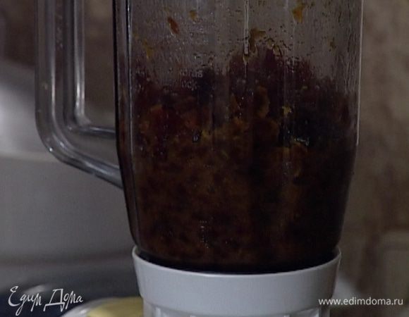 Финики положить в небольшую кастрюлю, влить минеральную воду, добавить цедру апельсина и корицу и довести до кипения. Когда финики слегка остынут, измельчить их ножом или в блендере.