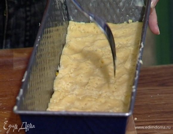 Разделить тесто пополам. Глубокую небольшую форму смазать оставшимся маслом и половину теста выложить в нее так, чтобы получился корж толщиной 1 см. Проткнуть тесто в нескольких местах вилкой.