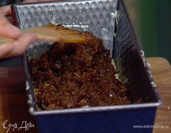 На тесто выложить финики, равномерно распределяя, так чтобы слой фиников был примерно такой толщины, как и тесто.