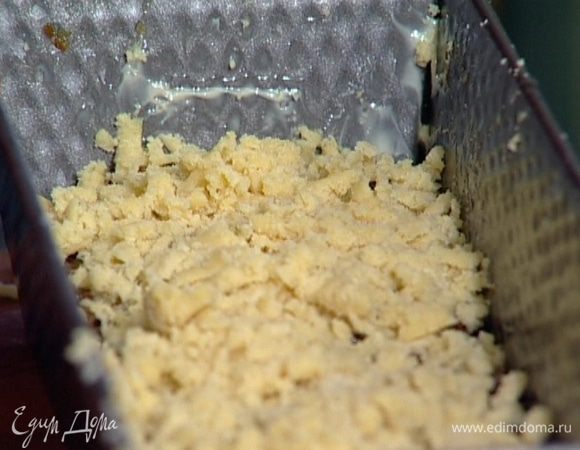 Оставшееся тесто натереть на крупной терке и присыпать финики сверху.