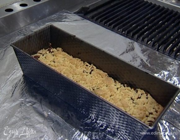 Ножом осторожно разрезать слой фиников и верхний слой теста (не повредив нижний слой) на прямоугольники шириной 4−5 см.Поставить противень в разогретую духовку, сразу же убавить температуру до 150°С и выпекать 20−25 минут. 