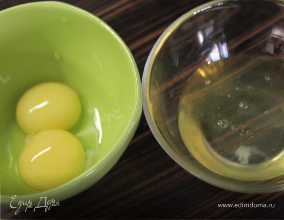 Отделить желтки от белков.