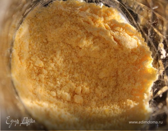 Масло сливочное (заранее достать из холодильника) взбить с сахаром. Добавить цедру лимона, яичные желтки, поленту и еще раз взбить. Напоминаю,что поленту можно приготовить смолов кукурузную крупу в блендере до состояния муки, как можно мельче...а потом отмерить нужное количество.