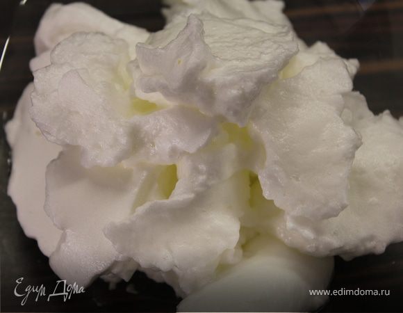 Взбить белки яиц до пиков и осторожно подмешать к остальной смеси до однородности. Разлить по формочкам и выпекать 45 минут при 200 градусах. Сами формочки установить в блюдо,которое наполнить водой до половины высоты формочек.