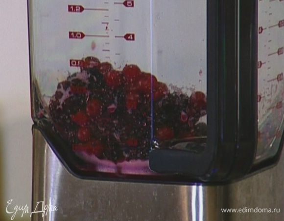 Ягоды поместить в блендер.