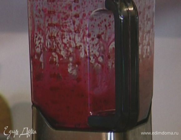 Добавить гранатовый сок, йогурт и лед, все взбить.