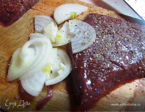 Печень нарезаем порционными кусками, лук - соломкой