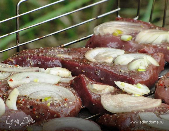 Но не долго, нужно выложить замаринованную печень на решетку, 