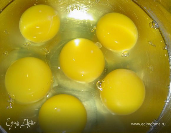  Яйца взббиваем, сыр натираем на мелкой тёрке. Размороженный шпинат отжимаем и нарезаем. В яйца всыпаем сыр и перемешиваем, добавляем шпинат. Добавляем перец, соль,  перемешиваем.
    Противень выстелаем пищевой бумагой и  распределяем яично-шпинатную массу. Запекаем в духовке  10-15 минут при температуре 180 гр.
 Вынимаем противень из духовки, вместе с бумагой вынимаем омлет и  даем полностью остыть.
 Омлет освобождаем  от бумаги и выкладываем на расстеленную пищевую пленку, разделяем на две части.
  Смазываем омлет творожным сыром. Выкладываем сверху на сыр тонкие ломтики рыбы и сбрызгиваем соком лимона. Скатываем омлеты  в рулеты. Туго заворачиваем скатанные омлеты в пищевую плёнку и убираем в холодильник на 3-4 часа.
   Затем рулет нарезаем на кусочки. 
 Приятного аппетита!
