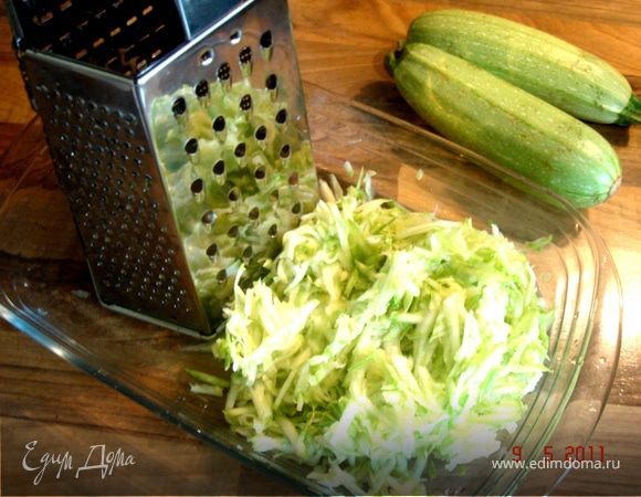 Рецепт этого коржа (кекса) я очень советую вам взять на вооружение. Он всегда получается и имеет приятную рассыпчатую консистенцию.***
Натереть на крупной тёрке кабачок, засыпать его солью и перемешать.