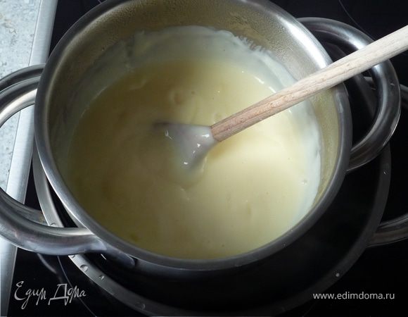 Тем временем смешиваем пакетик пудинга с 8-10ст.л. молока и крахмалом. Оставшееся молоко вскипятить вместе с сахаром. Затем добавить туда при постоянном помешивании пудинговую смесь, дать
закипеть Остудить на холодной водяной бане (поставить в кастрюлю с холодной водой).