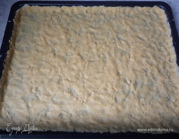 2/3 песочного теста равномерно распеределить на смазанном маслом противне. Проткнуть вилкой. Запечь в предварительно разогретой  до 200°C духовке 10-12 минут. Достать, остудить 10 мин.