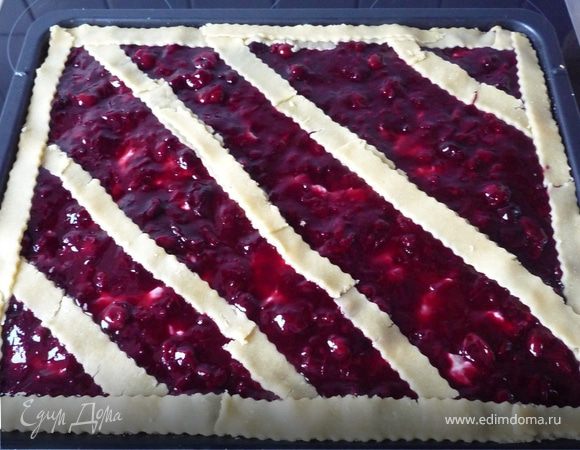 ...сверху выложить вишневое варенье. Из оставшегося теста вырезать полоски и выложить на пирог. Тесто лучше раскатывать между бумагами для запекания. Требуется 
немного терпения в этом процессе, т.к. песочное тесто не особо приспособлено для таких работ, на мой взгляд. Самое лучшее делать небольшие полоски и выкладывать рядом друг с другом.